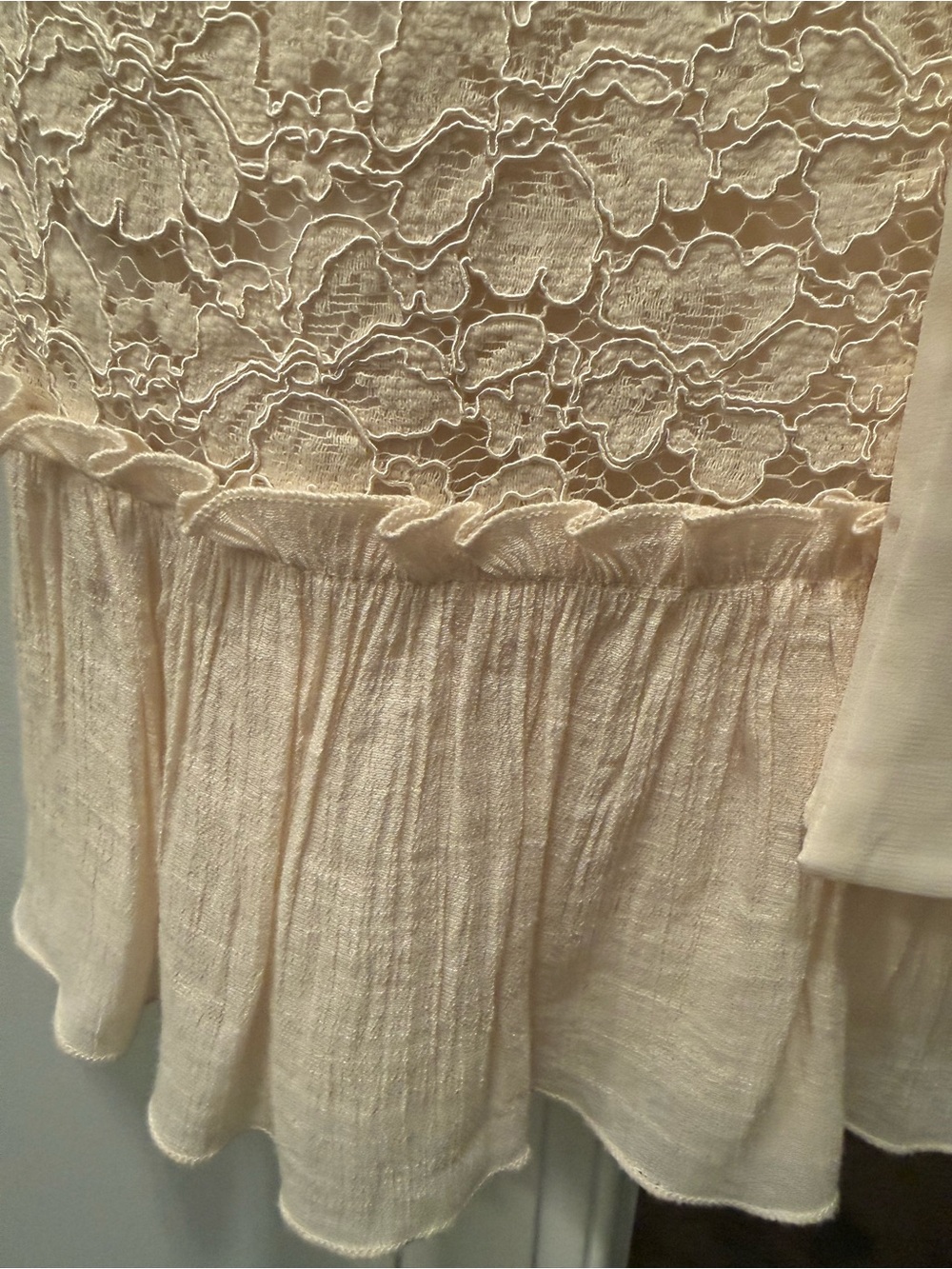 Charley’s Boutique-Cream Lace Peplum Sleeveless Top-Medium - Picture 4 of 6
